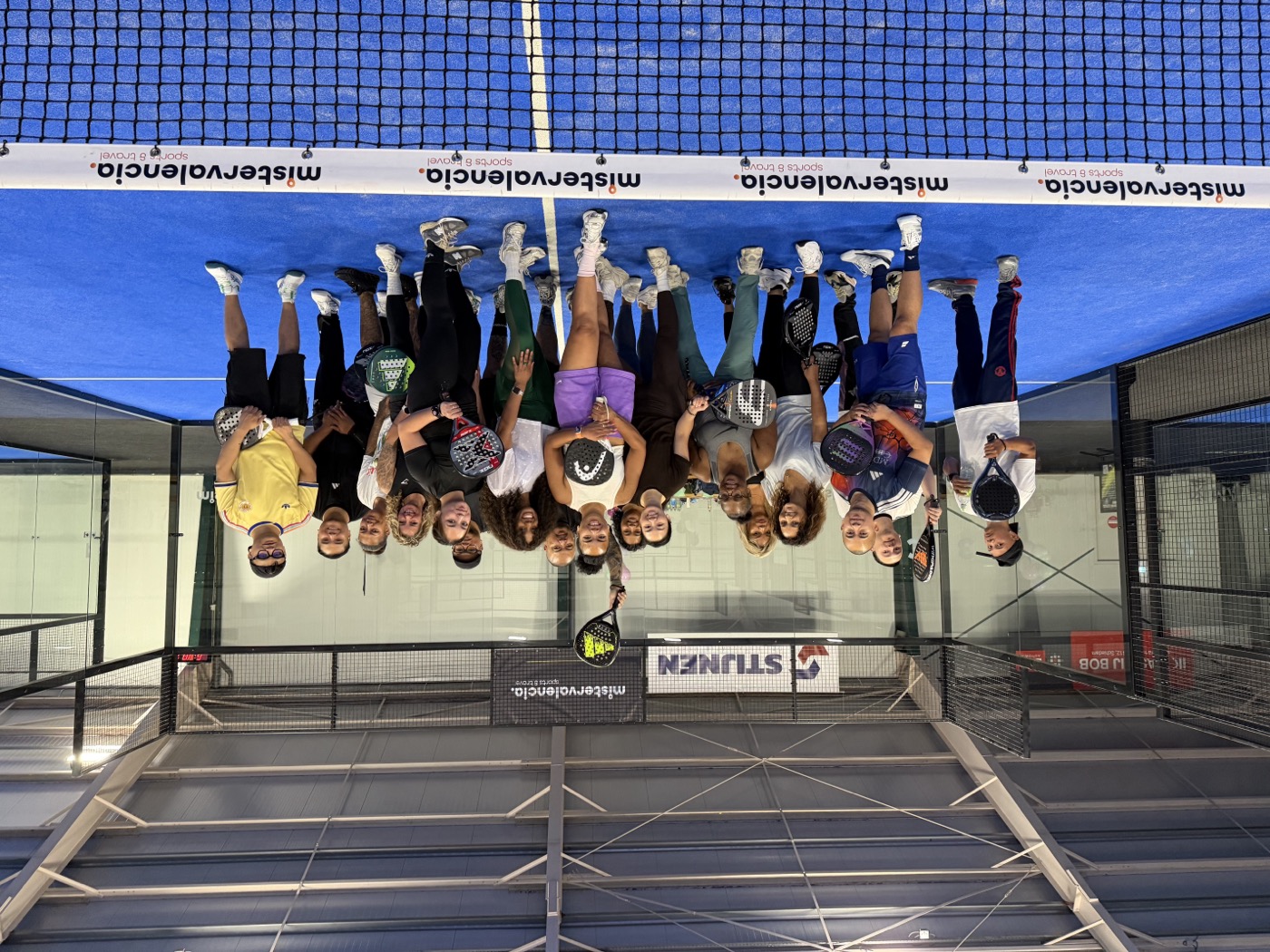Verjaardagsgroep op de padelbaan bij mister valencia sports & travel