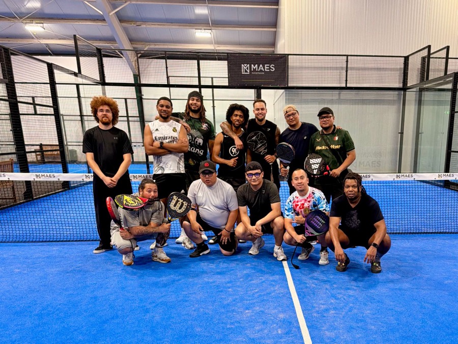 Groep spelers op de baan bij Padel Social